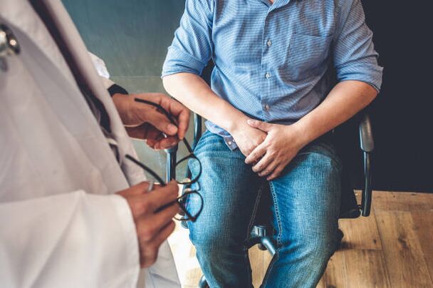 muškarac sa simptomima prostatitisa na pregledu kod liječnika